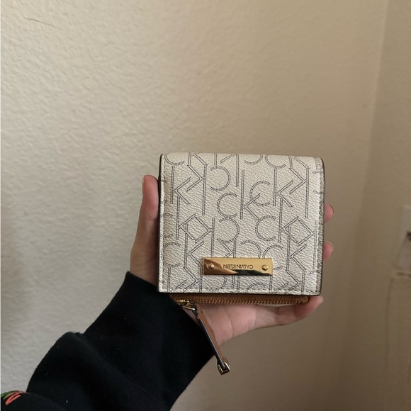 Calvin Klein White and Tan Shoulder Bag - Picture 6 of 9